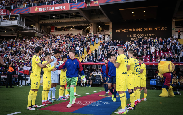 Barcelona thua trận cầu 5 bàn, mừng công ba cúp vô địch - Ảnh 1.