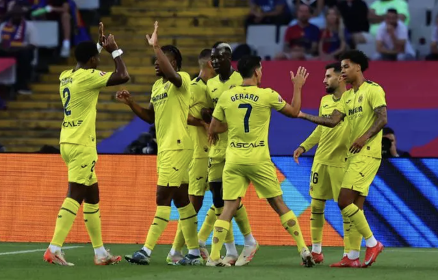 Barcelona thua trận cầu 5 bàn, mừng công ba cúp vô địch - Ảnh 4.