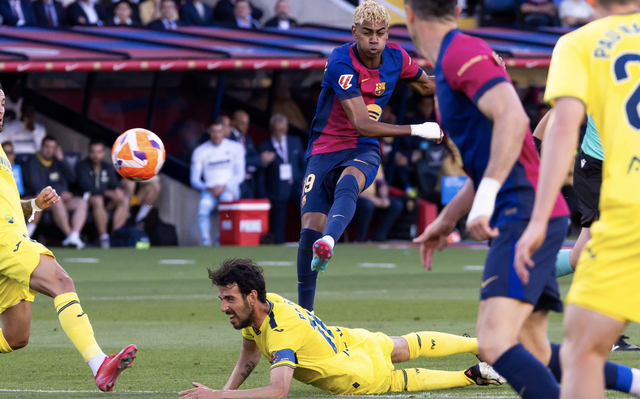 Barcelona thua trận cầu 5 bàn, mừng công ba cúp vô địch - Ảnh 2.