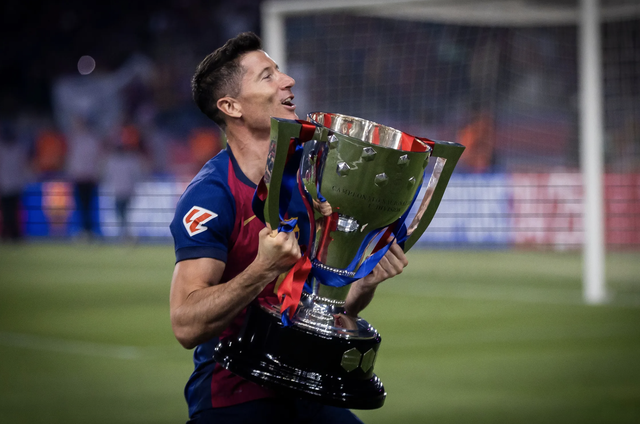 Barcelona thua trận cầu 5 bàn, mừng công ba cúp vô địch - Ảnh 6.