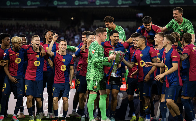 Barcelona thua trận cầu 5 bàn, mừng công ba cúp vô địch - Ảnh 7.