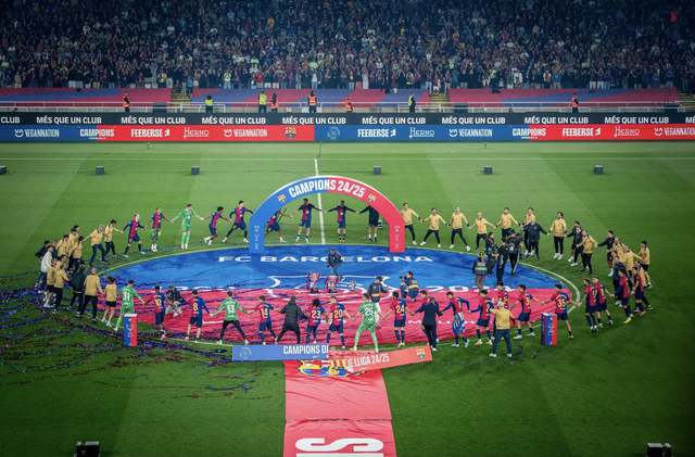 Barcelona thua trận cầu 5 bàn, mừng công ba cúp vô địch - Ảnh 8.