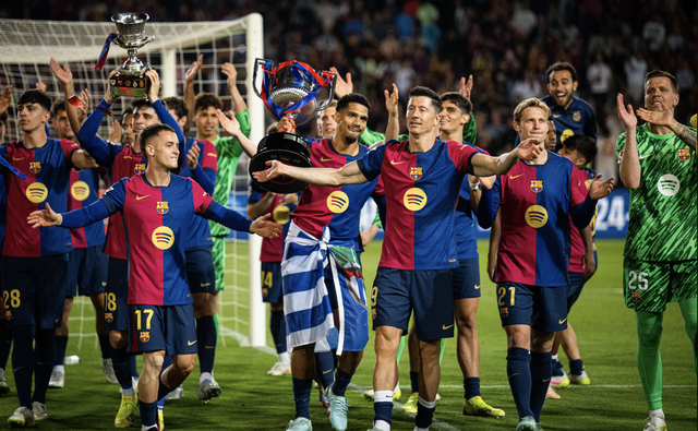Barcelona thua trận cầu 5 bàn, mừng công ba cúp vô địch - Ảnh 9.