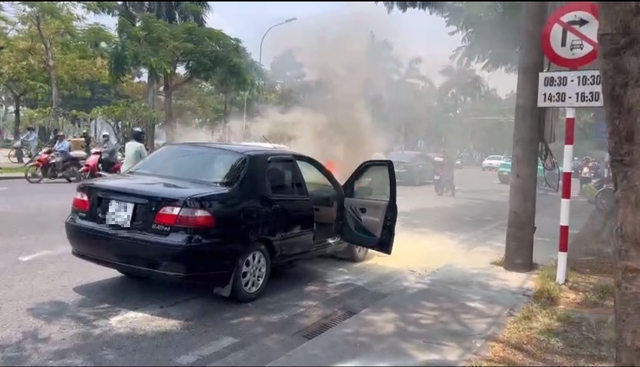 Ô tô bốc cháy ngùn ngụt giữa phố, hai vợ chồng tung cửa bỏ chạy - Ảnh 1.