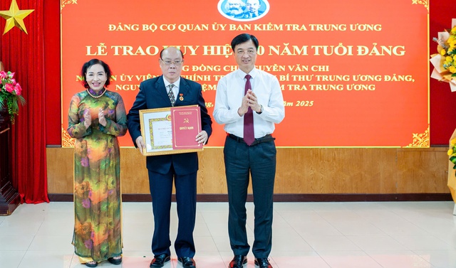 Trao tặng Huy hiệu 60 năm tuổi Đảng cho ông Nguyễn Văn Chi - Ảnh 1.