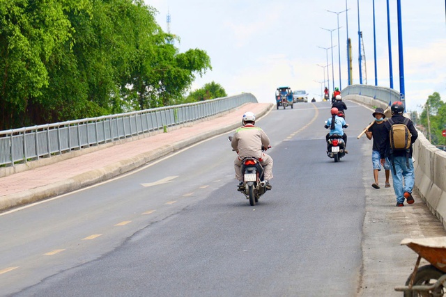 Chưa đầy 70 ngày, cầu Tăng Long đã phải sửa chữa - Ảnh 6.