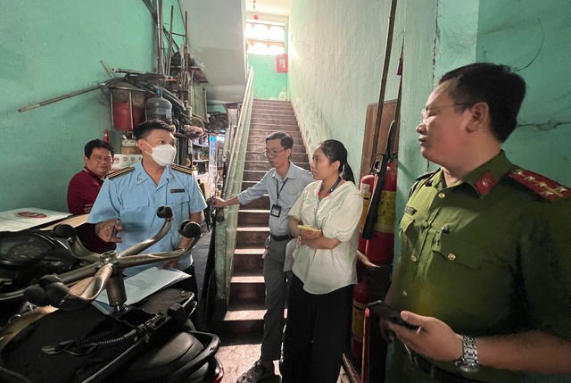 Loạn giá giữ xe ngày lễ - Ảnh 1.