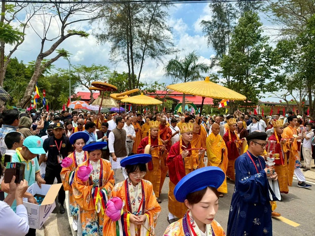 Những hình ảnh cung rước Xá lợi Đức Phật về Bình Chánh- Ảnh 5. Những hình ảnh cung rước Xá lợi Đức Phật về Bình Chánh- Ảnh 5.