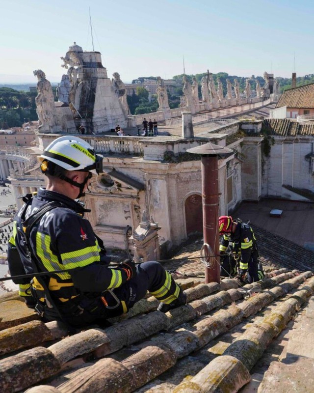 Lính cứu hỏa Vatican lắp ống khói báo hiệu kết quả bầu giáo hoàng - Ảnh 1.