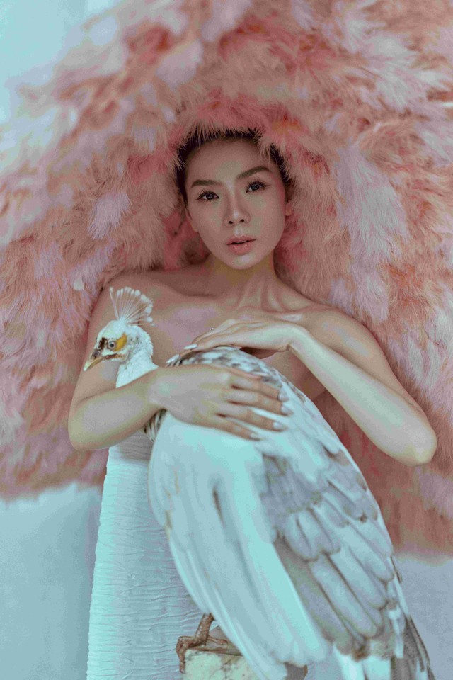 Bộ ảnh nhiều ẩn ý của Lệ Quyên- Ảnh 11. Bộ ảnh nhiều ẩn ý của Lệ Quyên- Ảnh 11.