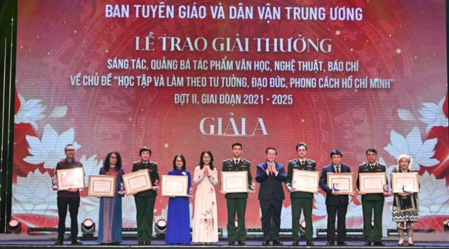 Trao giải thưởng văn học, nghệ thuật, báo chí về chủ đề học tập và làm theo Bác Hồ- Ảnh 1. Trao giải thưởng văn học, nghệ thuật, báo chí về chủ đề học tập và làm theo Bác Hồ- Ảnh 1.