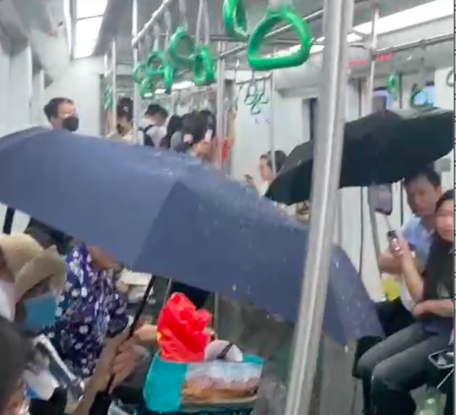 Hành khách đi tàu metro Cát Linh - Hà Đông phải che ô vì dột nước- Ảnh 1. Hành khách đi tàu metro Cát Linh - Hà Đông phải che ô vì dột nước- Ảnh 1.