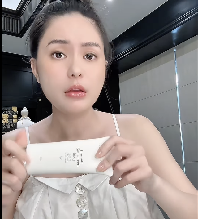 Ghi SPF 50 nhưng chỉ đạt 2,4: Kem chống nắng mà Đoàn Di Băng quảng cáo là thật hay giả?- Ảnh 2. Ghi SPF 50 nhưng chỉ đạt 2,4: Kem chống nắng mà Đoàn Di Băng quảng cáo là thật hay giả?- Ảnh 2.