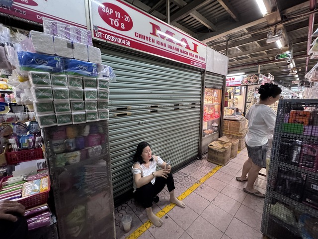 Nhiều cửa hàng mỹ phẩm tạm ngưng bán - Ảnh 2.