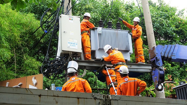Ngành điện TP HCM tăng cường bảo đảm an toàn mùa mưa, bão- Ảnh 2. Ngành điện TP HCM tăng cường bảo đảm an toàn mùa mưa, bão- Ảnh 2.