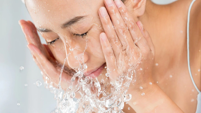 Sữa rửa mặt bọt, tích hợp đầu massage tiện dụng - Ảnh 1.