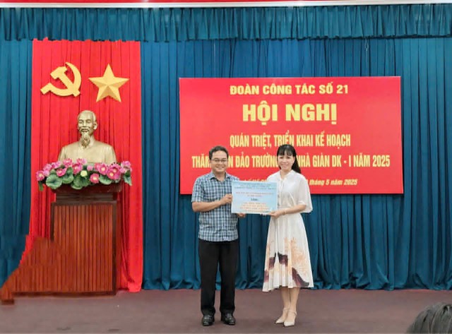 Hoa hậu Võ Thu Sương mặc áo dài đến Trường Sa làm thiện nguyện- Ảnh 1. Hoa hậu Võ Thu Sương mặc áo dài đến Trường Sa làm thiện nguyện- Ảnh 1.
