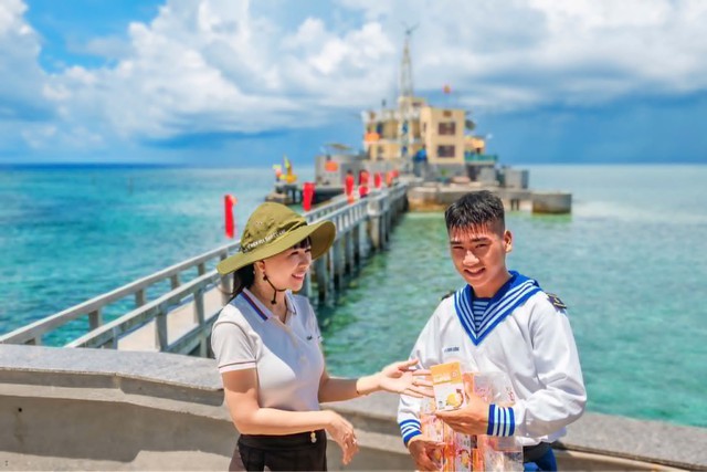 Hoa hậu Võ Thu Sương mặc áo dài đến Trường Sa làm thiện nguyện- Ảnh 4. Hoa hậu Võ Thu Sương mặc áo dài đến Trường Sa làm thiện nguyện- Ảnh 4.