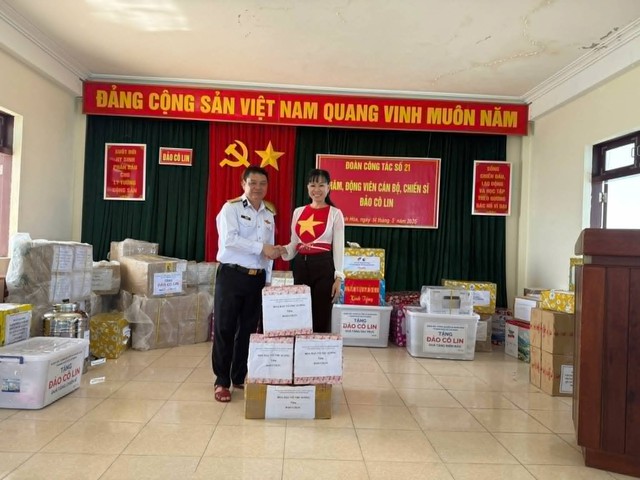 Hoa hậu Võ Thu Sương mặc áo dài đến Trường Sa làm thiện nguyện- Ảnh 2. Hoa hậu Võ Thu Sương mặc áo dài đến Trường Sa làm thiện nguyện- Ảnh 2.