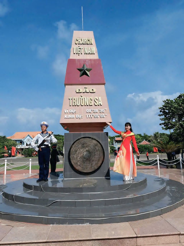 Hoa hậu Võ Thu Sương mặc áo dài đến Trường Sa làm thiện nguyện- Ảnh 3. Hoa hậu Võ Thu Sương mặc áo dài đến Trường Sa làm thiện nguyện- Ảnh 3.