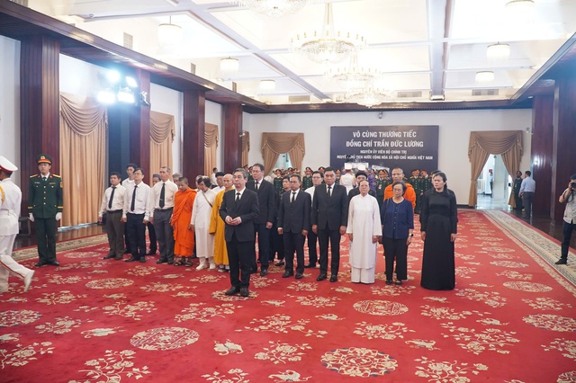 Nghẹn ngào xúc động tại Lễ viếng nguyên Chủ tịch nước Trần Đức Lương tại TP HCM - Ảnh 8. Nghẹn ngào xúc động tại Lễ viếng nguyên Chủ tịch nước Trần Đức Lương tại TP HCM - Ảnh 8.
