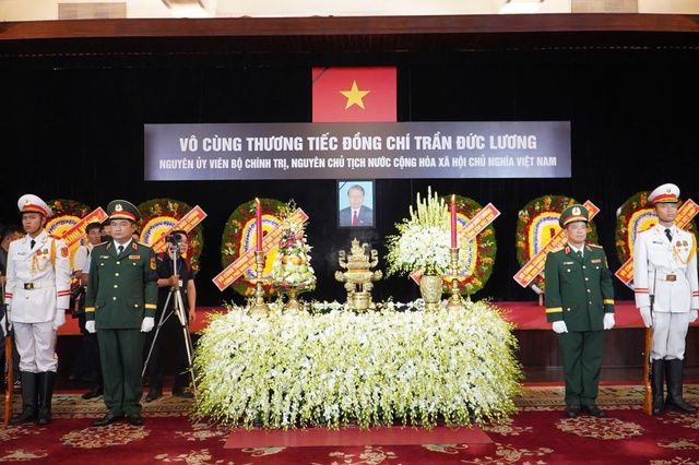 Hình ảnh lễ viếng nguyên Chủ tịch nước Trần Đức Lương tại TP HCM- Ảnh 10. Hình ảnh lễ viếng nguyên Chủ tịch nước Trần Đức Lương tại TP HCM- Ảnh 10.