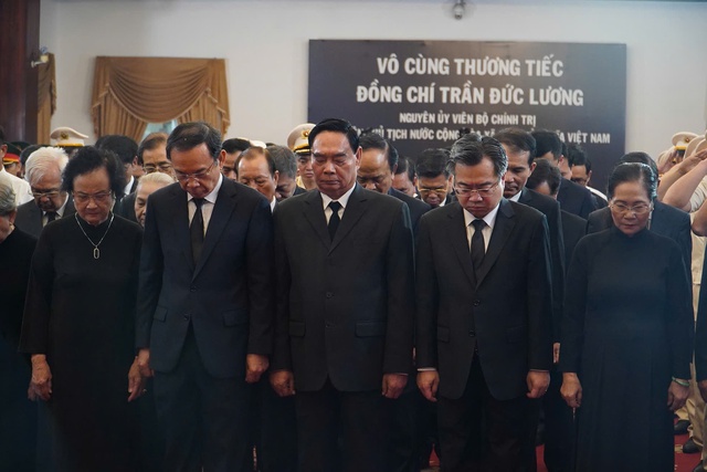 Nghẹn ngào xúc động tại Lễ viếng nguyên Chủ tịch nước Trần Đức Lương tại TP HCM - Ảnh 2. Nghẹn ngào xúc động tại Lễ viếng nguyên Chủ tịch nước Trần Đức Lương tại TP HCM - Ảnh 2.