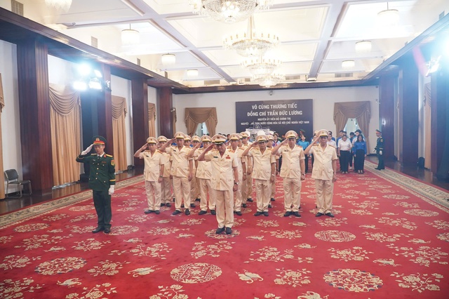 Nghẹn ngào xúc động tại Lễ viếng nguyên Chủ tịch nước Trần Đức Lương tại TP HCM - Ảnh 10. Nghẹn ngào xúc động tại Lễ viếng nguyên Chủ tịch nước Trần Đức Lương tại TP HCM - Ảnh 10.