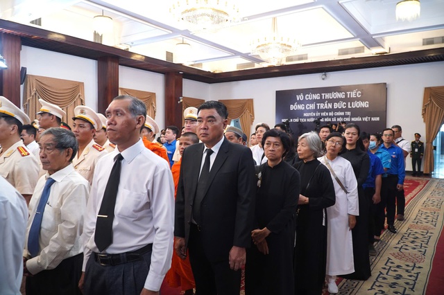 Nghẹn ngào xúc động tại Lễ viếng nguyên Chủ tịch nước Trần Đức Lương tại TP HCM - Ảnh 15. Nghẹn ngào xúc động tại Lễ viếng nguyên Chủ tịch nước Trần Đức Lương tại TP HCM - Ảnh 15.