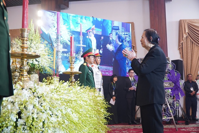 Nghẹn ngào xúc động tại Lễ viếng nguyên Chủ tịch nước Trần Đức Lương tại TP HCM - Ảnh 18. Nghẹn ngào xúc động tại Lễ viếng nguyên Chủ tịch nước Trần Đức Lương tại TP HCM - Ảnh 18.
