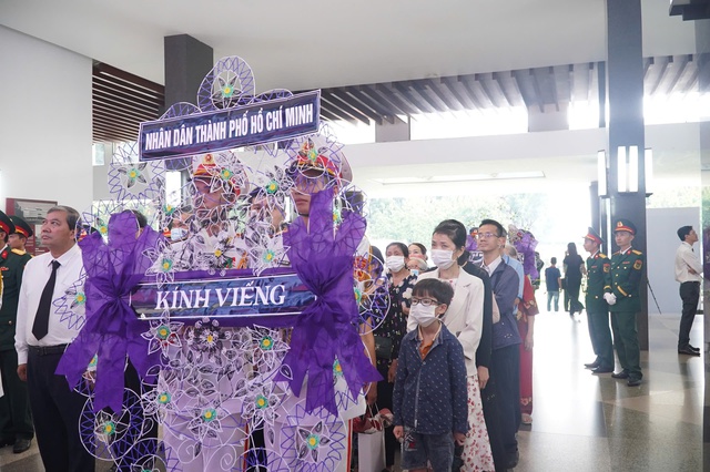 Nghẹn ngào xúc động tại Lễ viếng nguyên Chủ tịch nước Trần Đức Lương tại TP HCM - Ảnh 14. Nghẹn ngào xúc động tại Lễ viếng nguyên Chủ tịch nước Trần Đức Lương tại TP HCM - Ảnh 14.