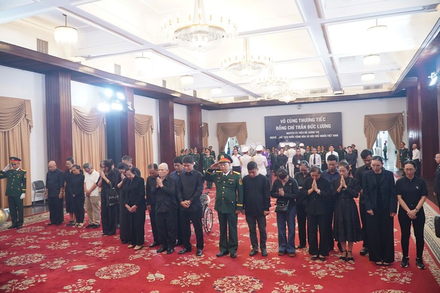 Nghẹn ngào xúc động tại Lễ viếng nguyên Chủ tịch nước Trần Đức Lương tại TP HCM - Ảnh 16. Nghẹn ngào xúc động tại Lễ viếng nguyên Chủ tịch nước Trần Đức Lương tại TP HCM - Ảnh 16.