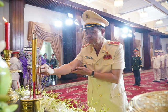 Nghẹn ngào xúc động tại Lễ viếng nguyên Chủ tịch nước Trần Đức Lương tại TP HCM - Ảnh 11. Nghẹn ngào xúc động tại Lễ viếng nguyên Chủ tịch nước Trần Đức Lương tại TP HCM - Ảnh 11.