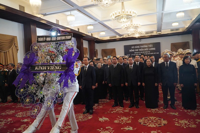 Nghẹn ngào xúc động tại Lễ viếng nguyên Chủ tịch nước Trần Đức Lương tại TP HCM - Ảnh 1. Nghẹn ngào xúc động tại Lễ viếng nguyên Chủ tịch nước Trần Đức Lương tại TP HCM - Ảnh 1.