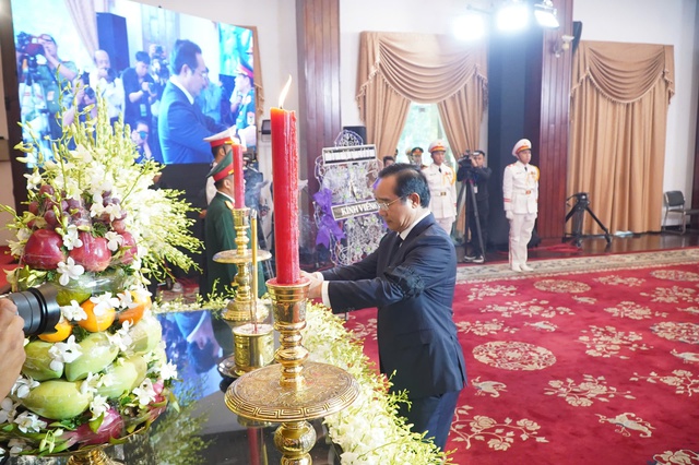 Nghẹn ngào xúc động tại Lễ viếng nguyên Chủ tịch nước Trần Đức Lương tại TP HCM - Ảnh 7. Nghẹn ngào xúc động tại Lễ viếng nguyên Chủ tịch nước Trần Đức Lương tại TP HCM - Ảnh 7.