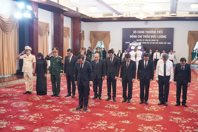 Nghẹn ngào xúc động tại Lễ viếng nguyên Chủ tịch nước Trần Đức Lương tại TP HCM - Ảnh 6. Nghẹn ngào xúc động tại Lễ viếng nguyên Chủ tịch nước Trần Đức Lương tại TP HCM - Ảnh 6.
