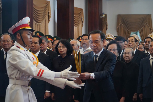 Nghẹn ngào xúc động tại Lễ viếng nguyên Chủ tịch nước Trần Đức Lương tại TP HCM - Ảnh 3. Nghẹn ngào xúc động tại Lễ viếng nguyên Chủ tịch nước Trần Đức Lương tại TP HCM - Ảnh 3.