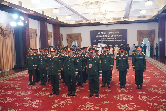 Nghẹn ngào xúc động tại Lễ viếng nguyên Chủ tịch nước Trần Đức Lương tại TP HCM - Ảnh 9. Nghẹn ngào xúc động tại Lễ viếng nguyên Chủ tịch nước Trần Đức Lương tại TP HCM - Ảnh 9.