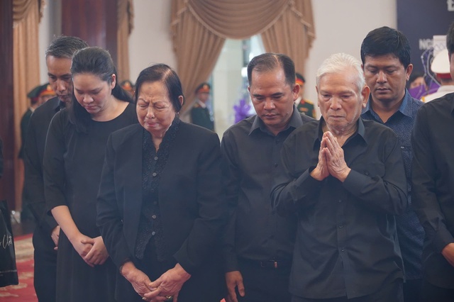 Nghẹn ngào xúc động tại Lễ viếng nguyên Chủ tịch nước Trần Đức Lương tại TP HCM - Ảnh 17. Nghẹn ngào xúc động tại Lễ viếng nguyên Chủ tịch nước Trần Đức Lương tại TP HCM - Ảnh 17.