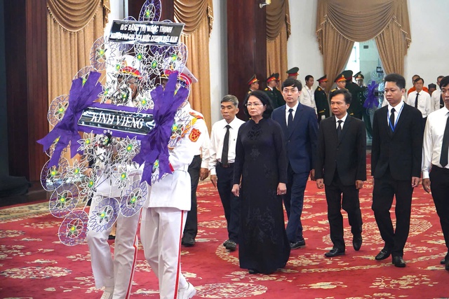 Nghẹn ngào xúc động tại Lễ viếng nguyên Chủ tịch nước Trần Đức Lương tại TP HCM - Ảnh 12. Nghẹn ngào xúc động tại Lễ viếng nguyên Chủ tịch nước Trần Đức Lương tại TP HCM - Ảnh 12.