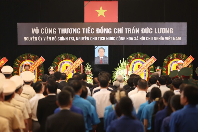 Hơn 3.600 lượt người đến Hội trường Thống Nhất viếng tang nguyên Chủ tịch nước Trần Đức Lương- Ảnh 4. Hơn 3.600 lượt người đến Hội trường Thống Nhất viếng tang nguyên Chủ tịch nước Trần Đức Lương- Ảnh 4.