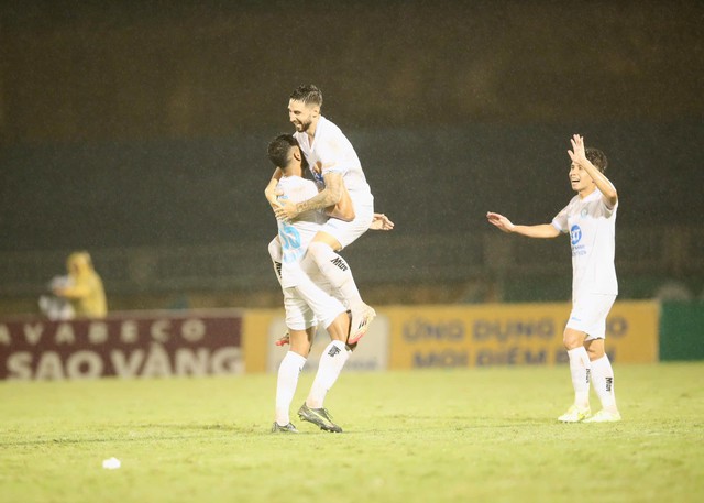 Cầu thủ Việt kiều ghi bàn giúp Nam Định tiến gần ngôi vương V-League - Ảnh 5.