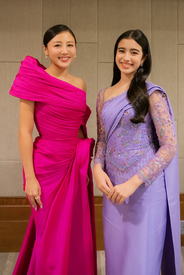 Văn Mai Hương hát cùng công chúa Campuchia Norodom Jenna
- Ảnh 1. Văn Mai Hương hát cùng công chúa Campuchia Norodom Jenna
- Ảnh 1.