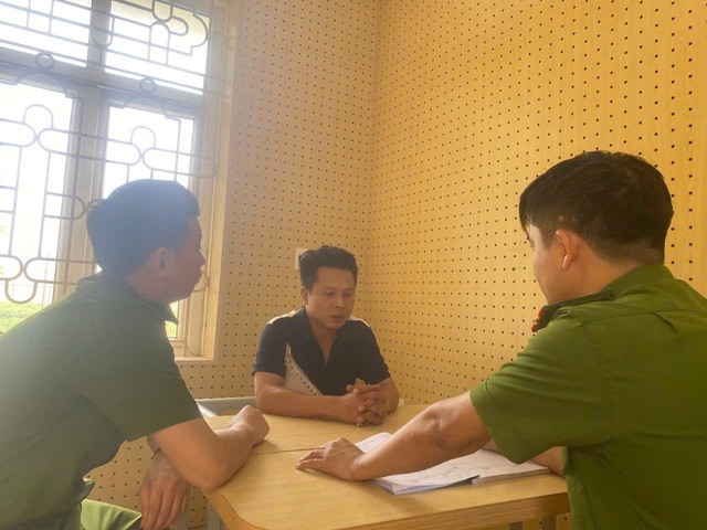 Bắt quả tang 2 người đàn ông đe doạ, cưỡng đoạt tiền của CSGT- Ảnh 1. Bắt quả tang 2 người đàn ông đe doạ, cưỡng đoạt tiền của CSGT- Ảnh 1.