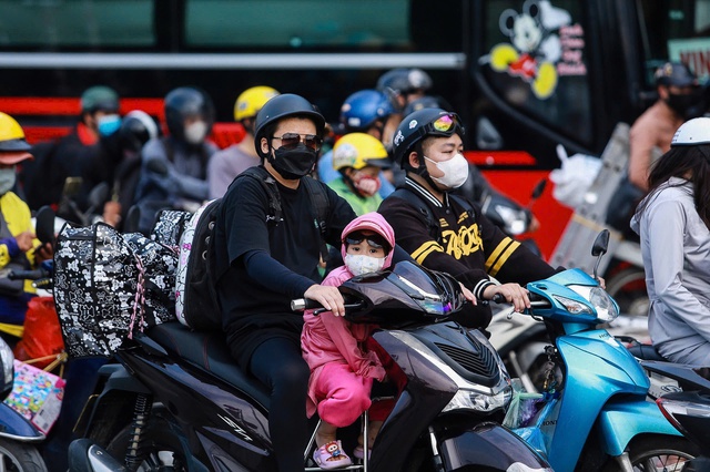 Chưa hết ngày nghỉ lễ, xe ô tô đã ùn ùn trở về Hà Nội, các cửa ngõ thủ đô tắc nghẽn hàng km- Ảnh 9. Chưa hết ngày nghỉ lễ, xe ô tô đã ùn ùn trở về Hà Nội, các cửa ngõ thủ đô tắc nghẽn hàng km- Ảnh 9.