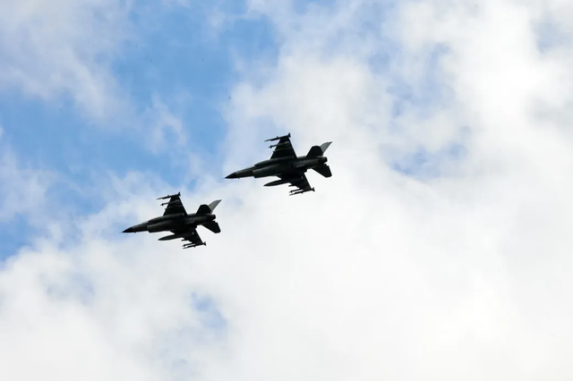 Ukraine nhận tin vui về tiêm kích F-16 từ Mỹ- Ảnh 1. Ukraine nhận tin vui về tiêm kích F-16 từ Mỹ- Ảnh 1.