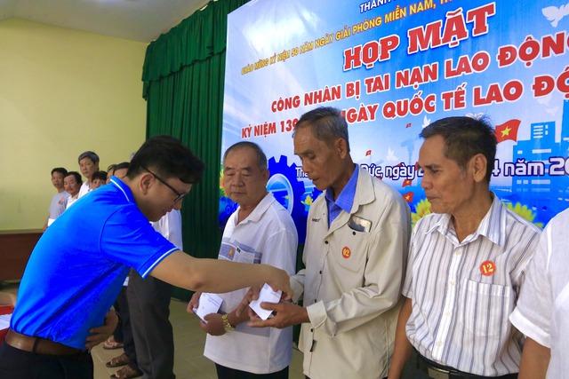 Thăm hỏi công nhân bị tai nạn lao động- Ảnh 1. Thăm hỏi công nhân bị tai nạn lao động- Ảnh 1.