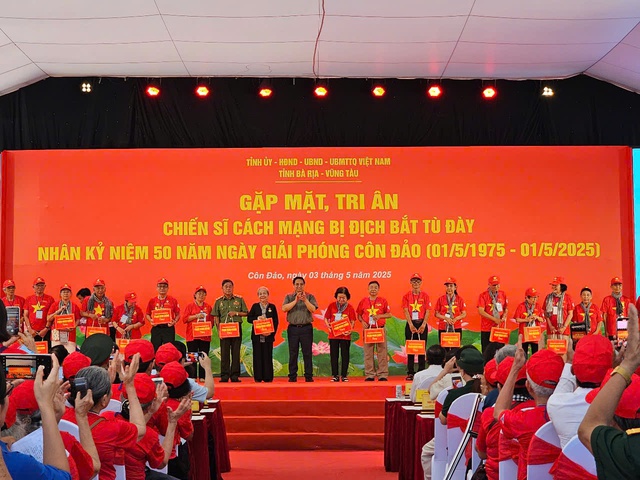 Thủ tướng Phạm Minh Chính gặp mặt, tri ân chiến sĩ cách mạng bị địch bắt tù đày tại Côn Đảo- Ảnh 1. Thủ tướng Phạm Minh Chính gặp mặt, tri ân chiến sĩ cách mạng bị địch bắt tù đày tại Côn Đảo- Ảnh 1.