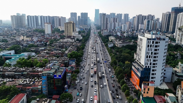 Chưa hết ngày nghỉ lễ, xe ô tô đã ùn ùn trở về Hà Nội, các cửa ngõ thủ đô tắc nghẽn hàng km- Ảnh 8. Chưa hết ngày nghỉ lễ, xe ô tô đã ùn ùn trở về Hà Nội, các cửa ngõ thủ đô tắc nghẽn hàng km- Ảnh 8.