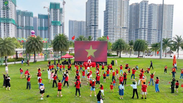 Hồ Quang Mẫn và cư dân Vinhomes Tân Cảng xếp hình cờ Tổ quốc, chào cờ tại Landmark 81- Ảnh 6. Hồ Quang Mẫn và cư dân Vinhomes Tân Cảng xếp hình cờ Tổ quốc, chào cờ tại Landmark 81- Ảnh 6.
